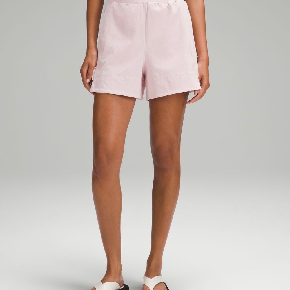 Stretch woven, relaxed fit. Hi rise short 4”